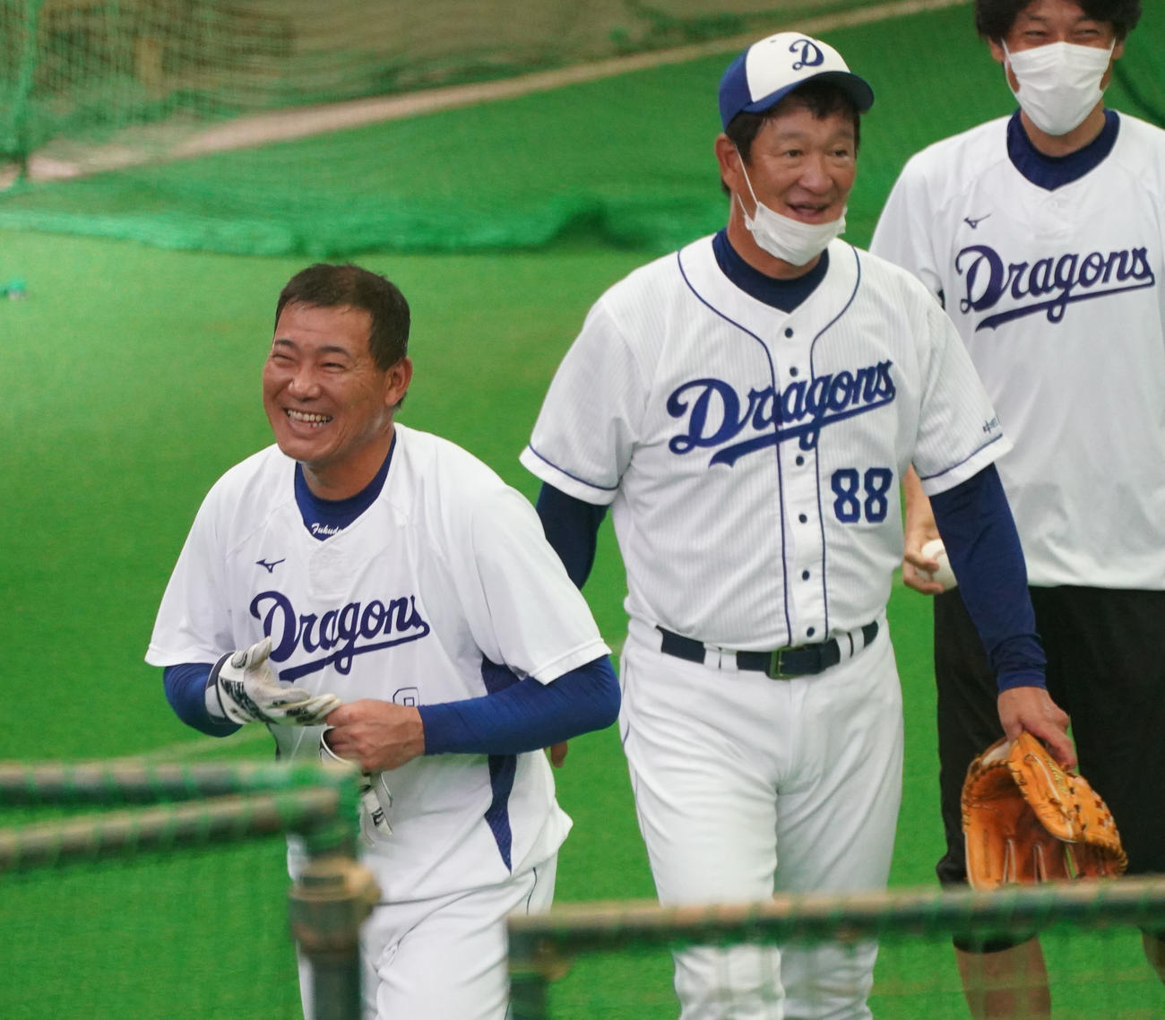 ウエスタン・リーグ中日対阪神　打撃練習を終え片岡2軍監督らと談笑する福留（左）（撮影・森本幸一）