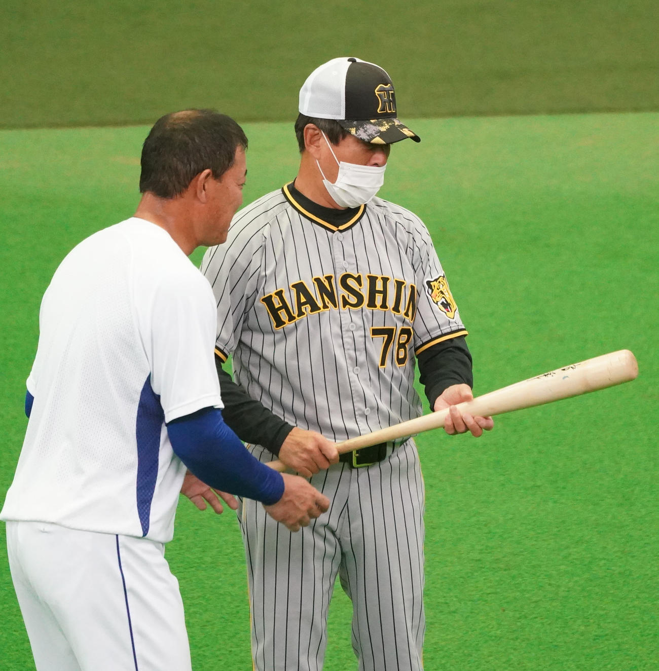 ウエスタン・リーグ中日対阪神　試合前、平田2軍監督（右）に自らのバットを贈る福留（左）（撮影・森本幸一）