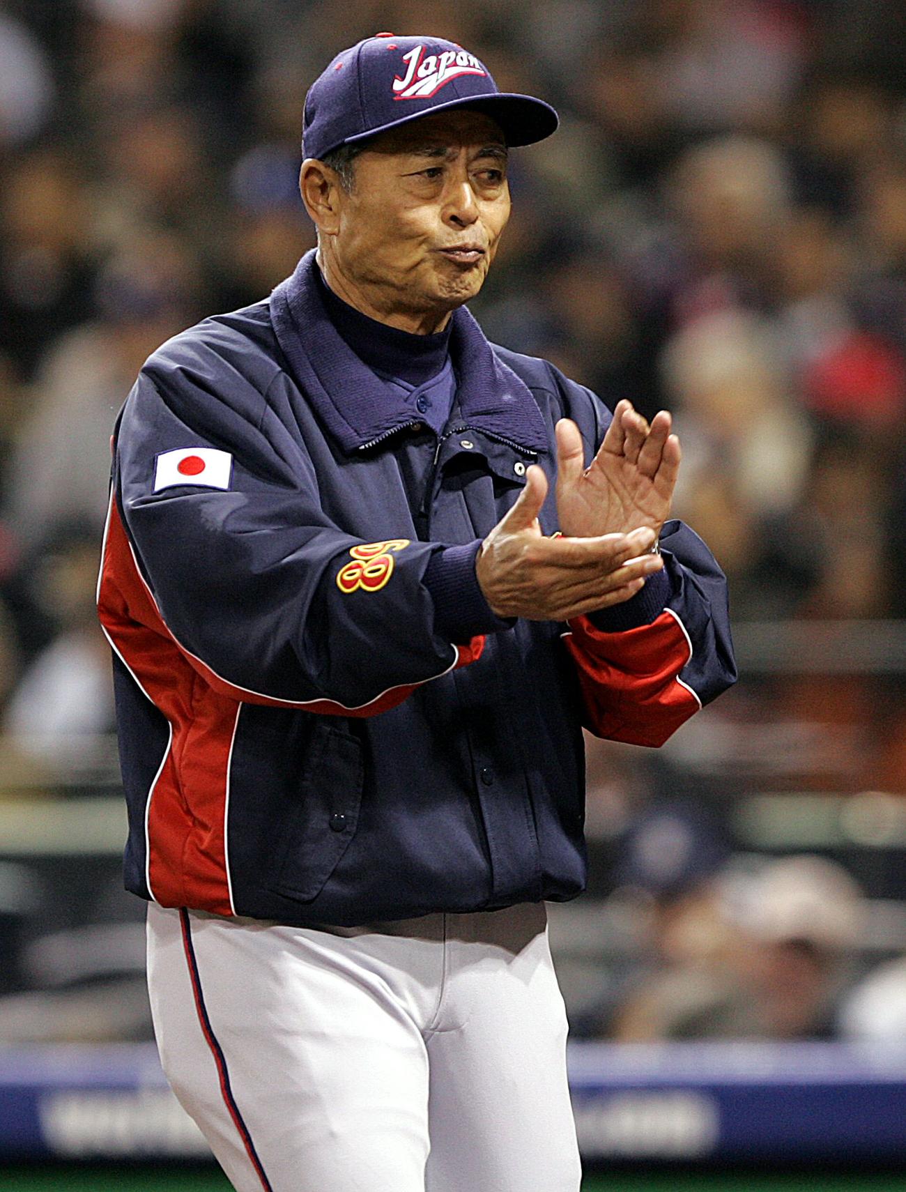 06年3月、WBC準決勝　日本対韓国　手を叩き代打福留を送り出す王監督