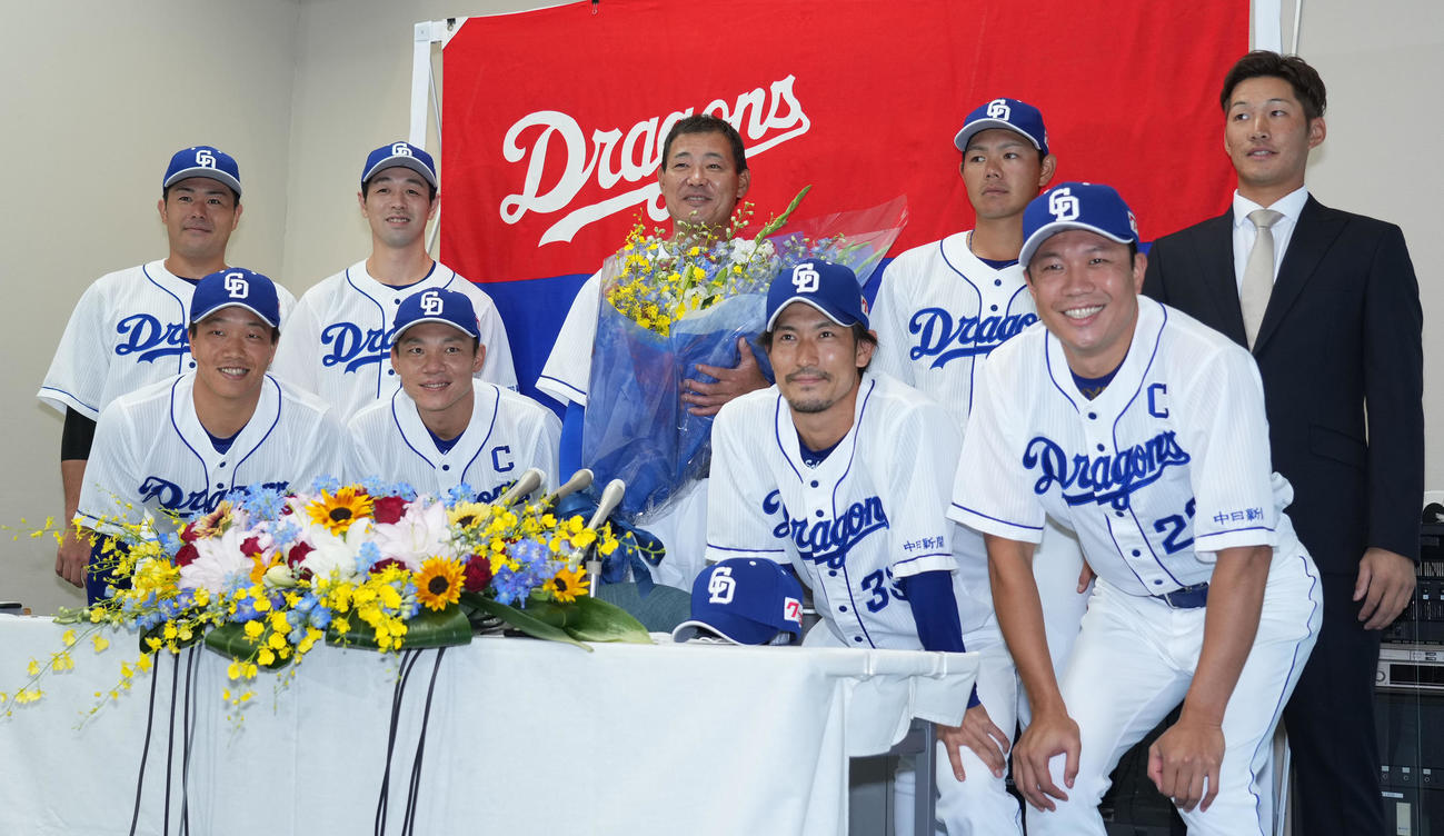 福留孝介引退会見　会見前、記念撮影に収まる（前列左から）柳、大島、祖父江、大野雄（後列左から）木下、阿部、福留、高橋周、京田（撮影・森本幸一）