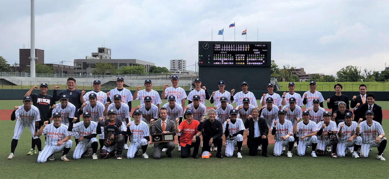 4大会ぶり13度目の社会人日本選手権を決め、ガッツポーズで集合写真に写る選手、日立製作所の関係者（撮影・保坂淑子）