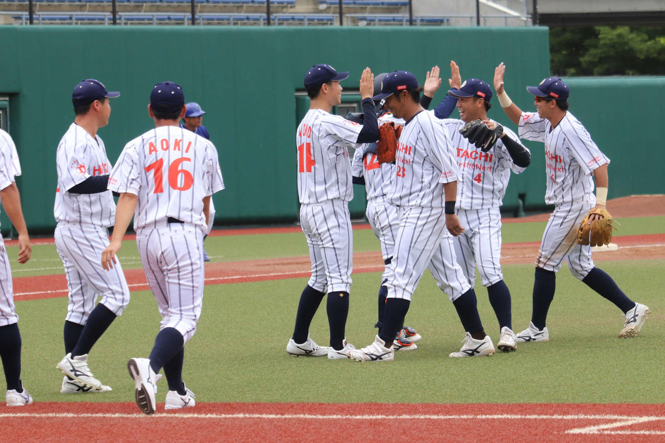 4大会ぶり13度目の社会人日本選手権を決め、ハイタッチで喜ぶ日立製作所の選手たち（撮影・保坂淑子）