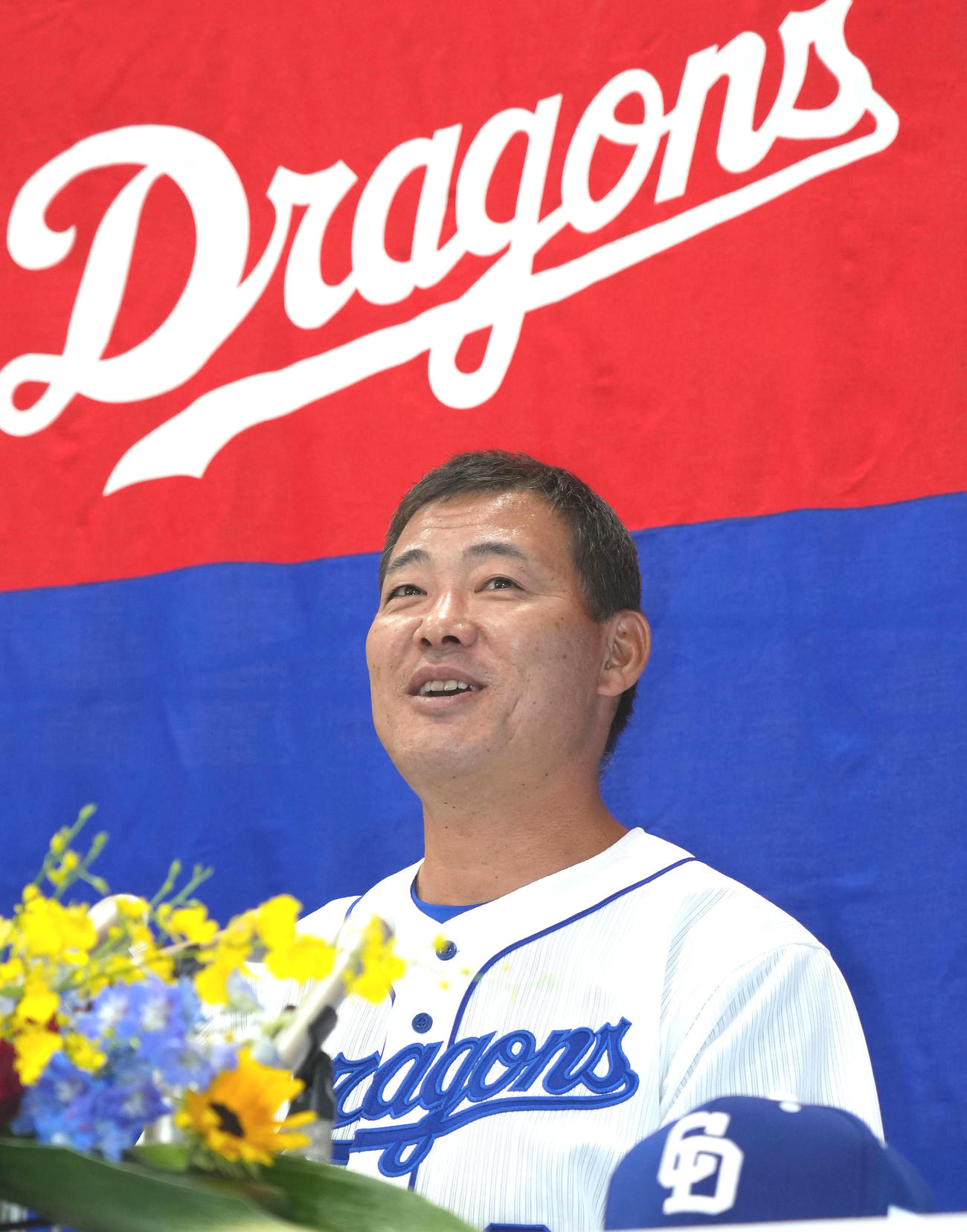 22年9月8日、引退会見する福留（撮影・森本幸一）