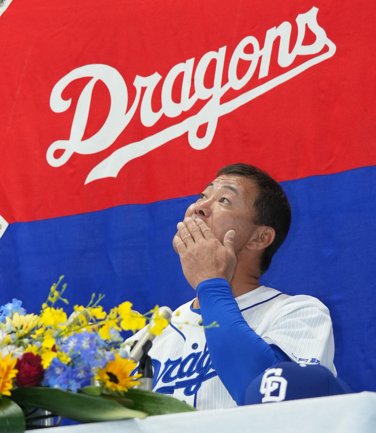 福留孝介引退会見　会見の席に着き現役生活を振り返る福留（撮影・森本幸一）