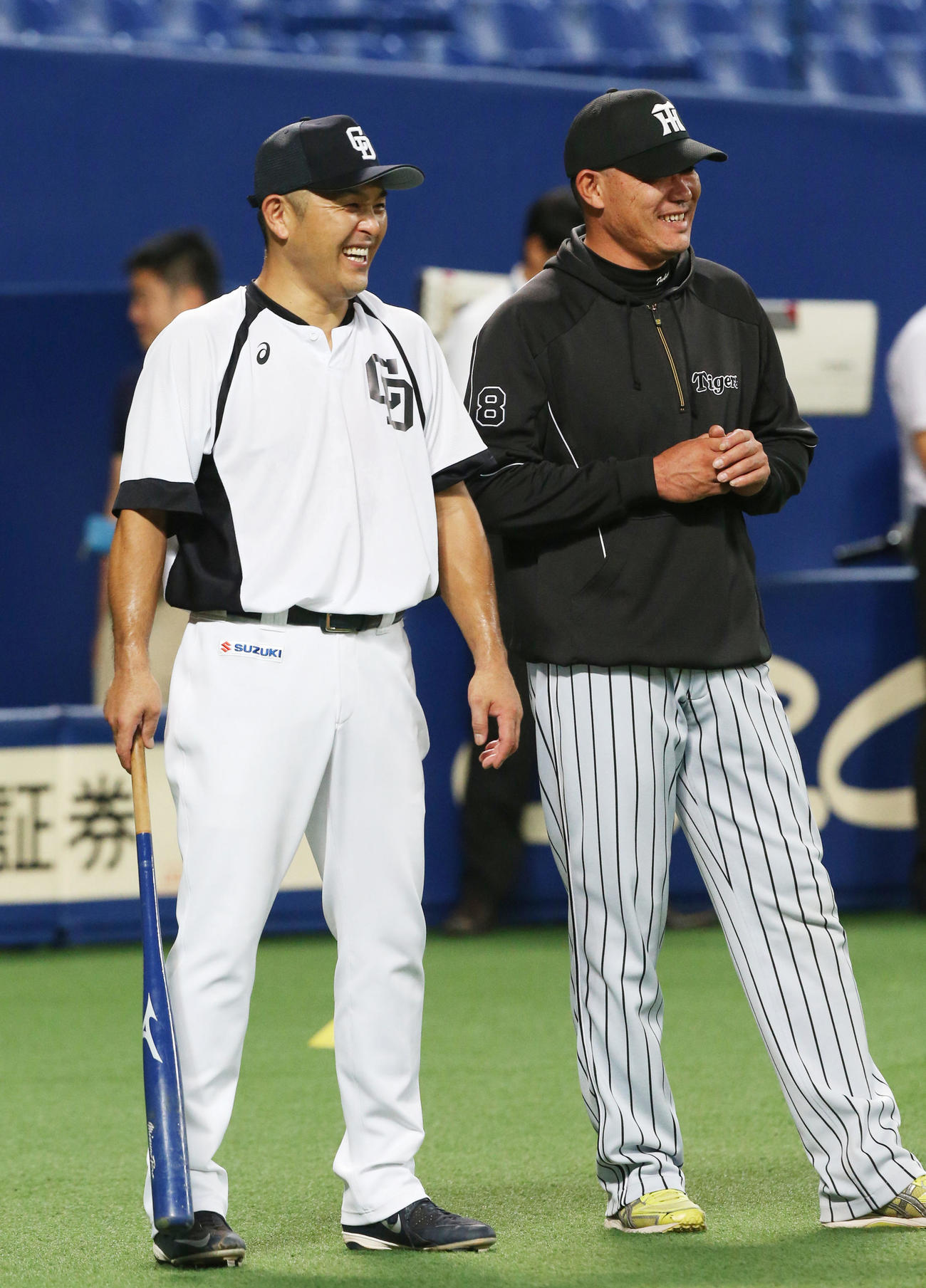 試合前練習の合間に阪神福留孝介（右）と笑顔で言葉を交わす谷繁元信兼任監督（2015年9月5日撮影）