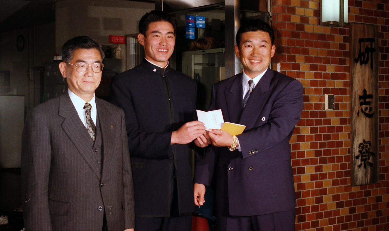 95年11月、ドラフト会議で交渉権を獲得した近鉄の佐々木監督（右）と交渉権獲得札を手に笑顔を見せるPL学園・福留