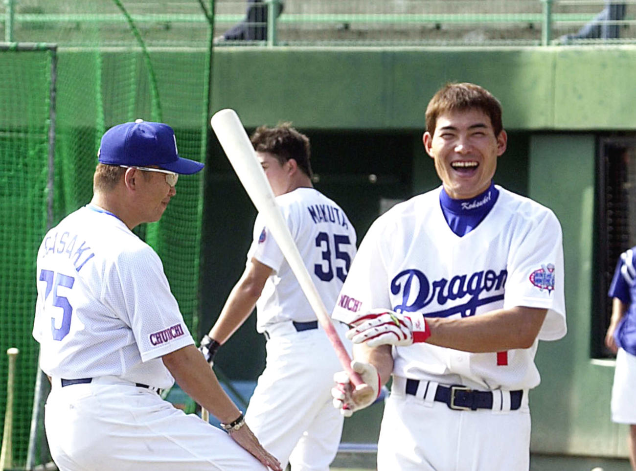02年10月、秋季キャンプで佐々木コーチ（左）と笑顔を見せる中日福留