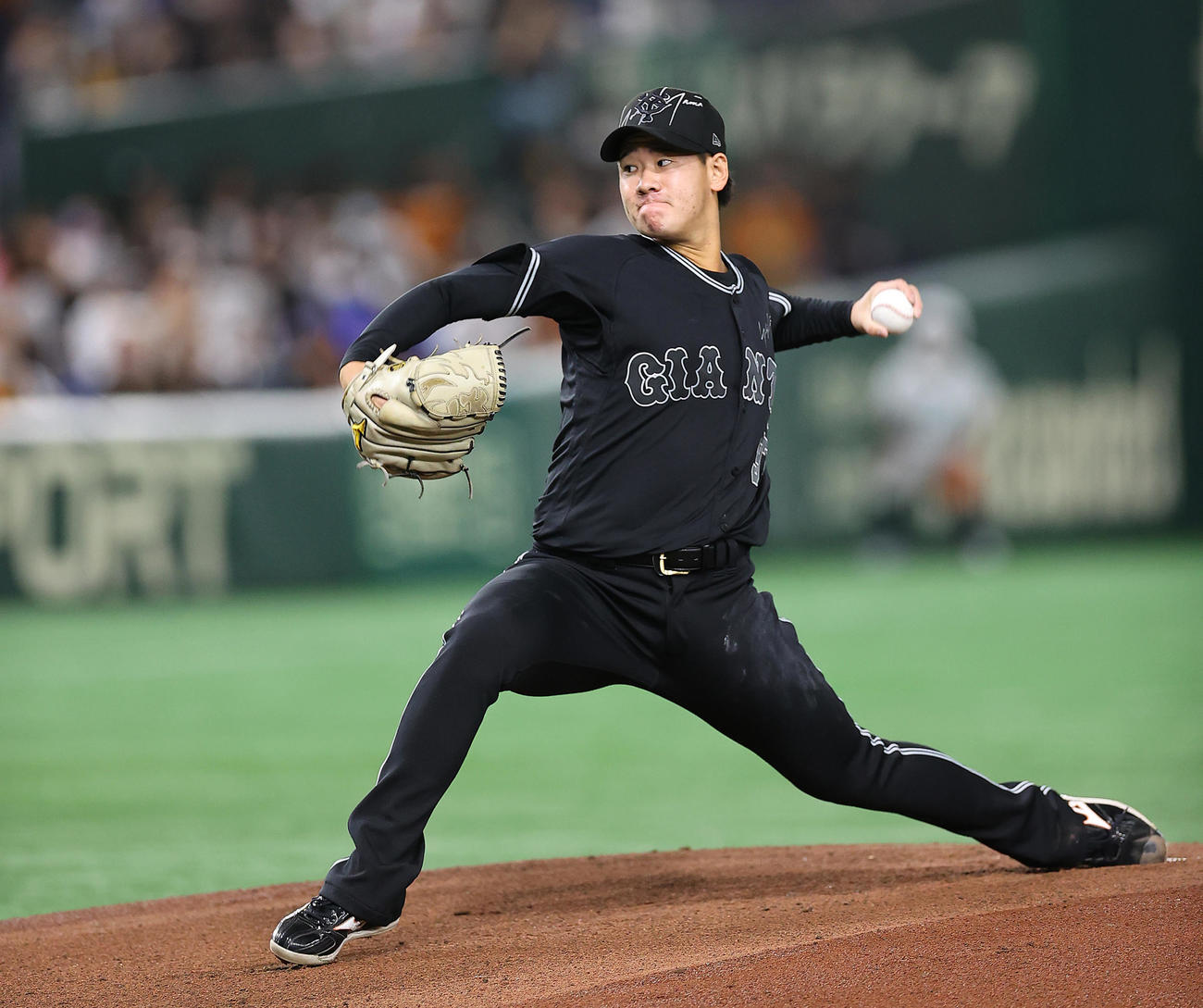 巨人対DeNA　力投する巨人先発の井上（撮影・垰建太）