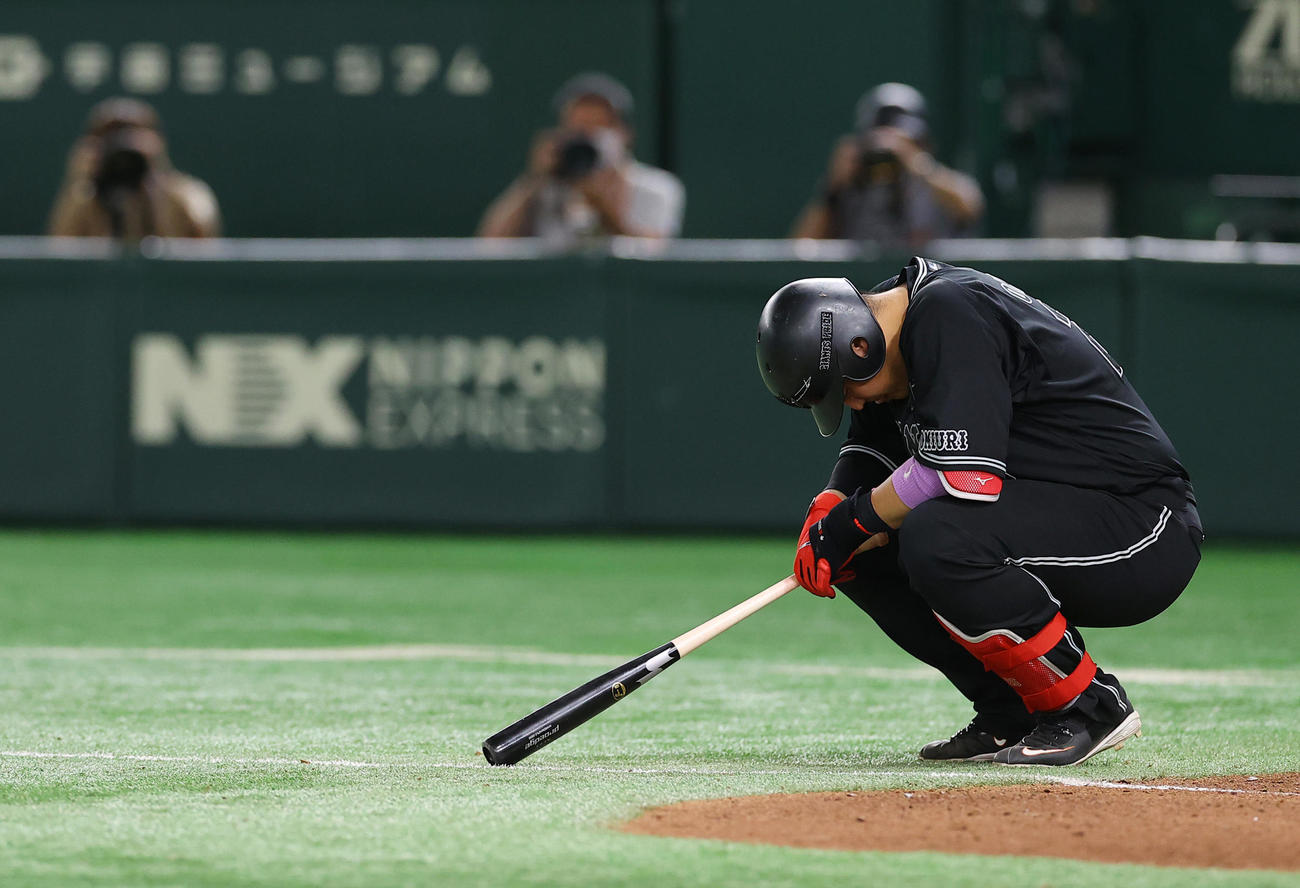 巨人対DeNA 7回裏巨人1死、左越えと思いきやファールとなり落ち込む岡本和（撮影・垰建太）