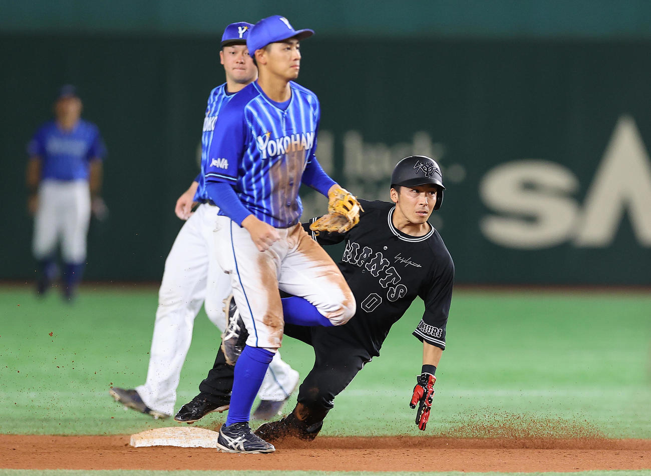 巨人対DeNA 8回裏巨人1死一塁、二盗を決める代走増田大（撮影・垰建太）