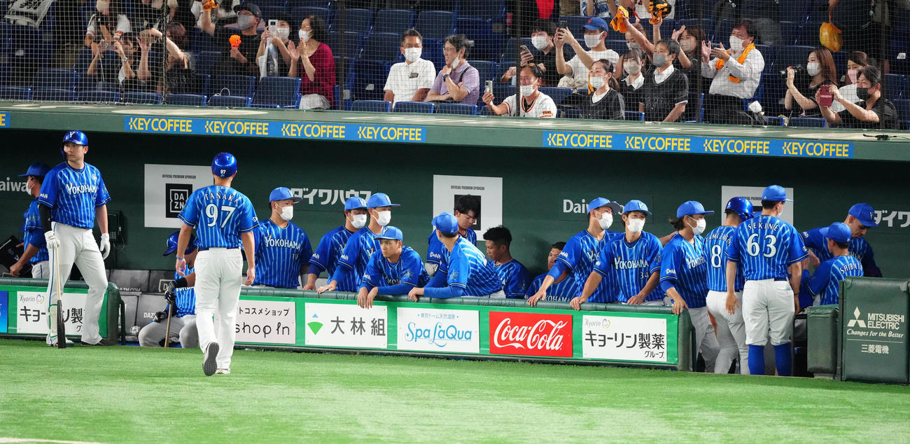 巨人対DeNA　巨人に敗れ、厳しい表情を見せるDeNAの選手たち（撮影・江口和貴）