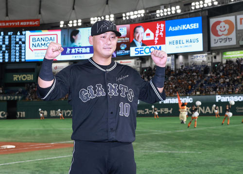 巨人対DeNA　ヒーローの巨人中田はガッツポーズで写真に納まる（撮影・垰建太）