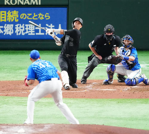 巨人対DeNA 4回裏巨人2死一、二塁、3点本塁打を放つ大城。投手ロメロ（撮影・江口和貴）