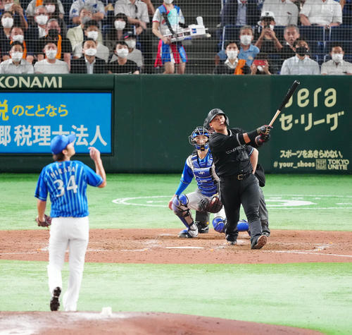 巨人対DeNA 5回裏巨人1死一、二塁、左中間に逆転3点本塁打を放つ中田。投手平田（撮影・江口和貴）