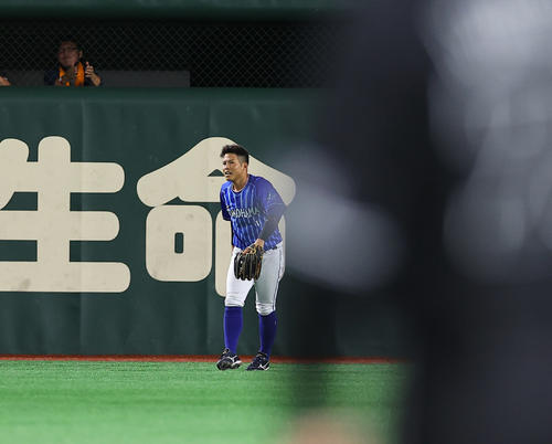 巨人対DeNA 2回裏巨人無死、岡本和の打球を好捕した桑原は巨人ファンの拍手を受けながら立ち上がる（撮影・垰建太）