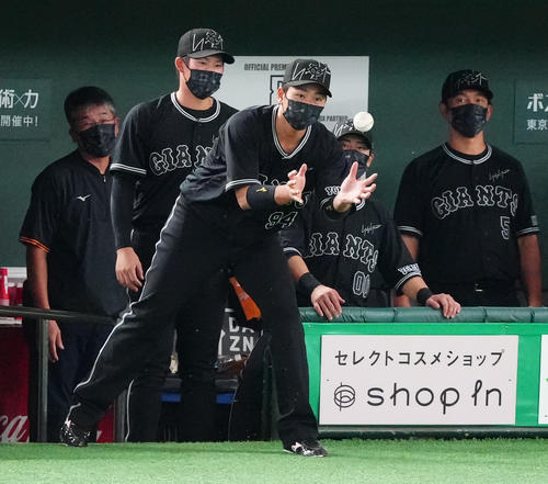 巨人対DeNA 3回裏巨人無死、内野安打でプロ初安打となった井上の記念球を受け取る喜多（手前）（撮影・江口和貴）