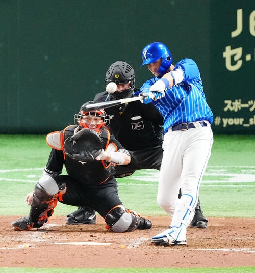 巨人対DeNA 4回表DeNA2死満塁、走者一掃となる3点適時二塁打を放つ伊藤（撮影・江口和貴）
