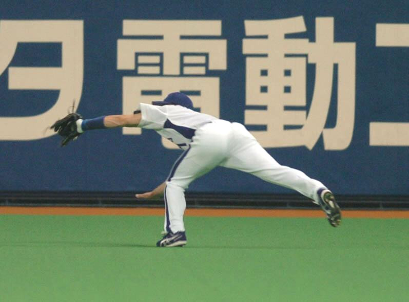 04年、ライナーを飛びつき好捕する福留孝介