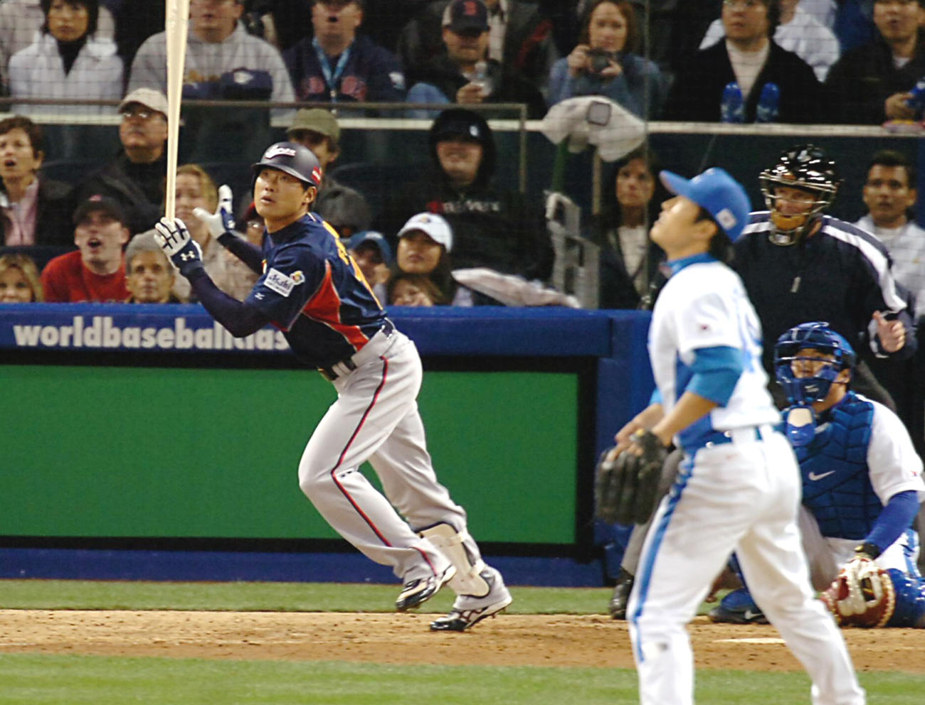06年3月18日、WBC準決勝　日本対韓国　7回表日本1死二塁、代打の福留孝介は右翼に先制の2点本塁打を放つ