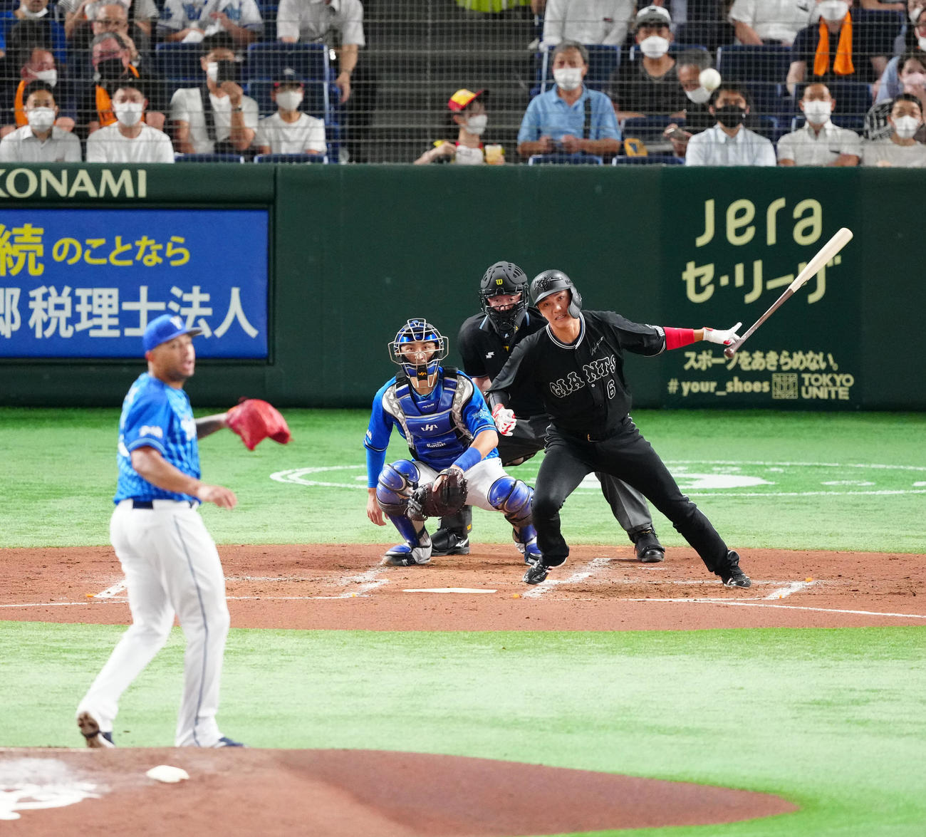 巨人対DeNA 2回裏巨人2死、中前打を放つ坂本。投手ロメロ（撮影・江口和貴）