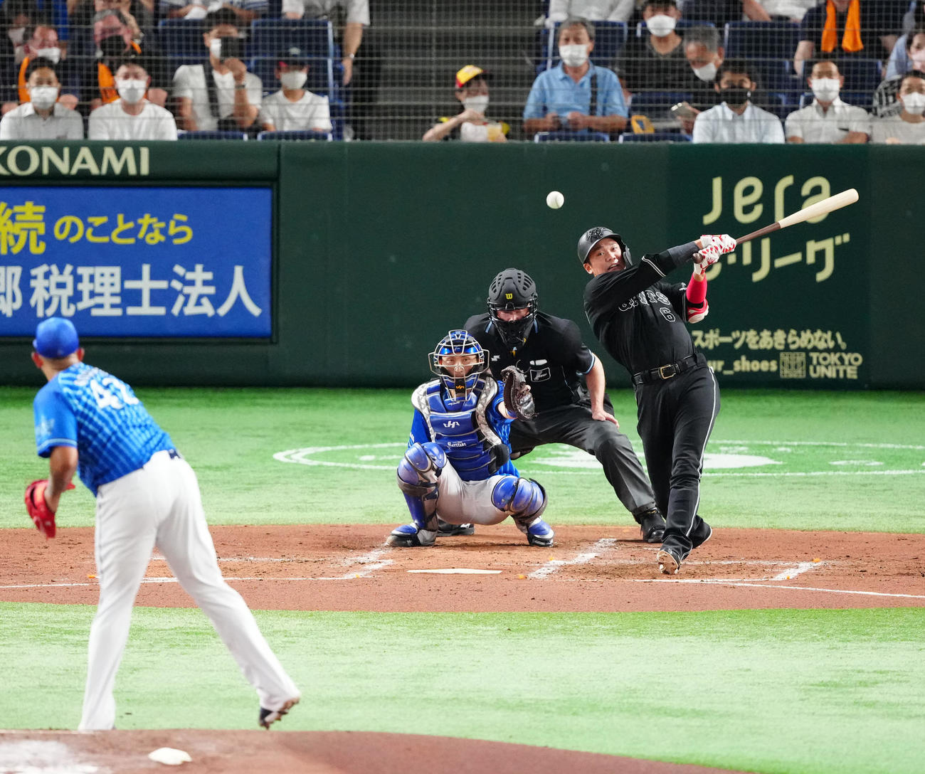 巨人対DeNA 2回裏巨人2死、中前打を放つ坂本。投手ロメロ（撮影・江口和貴）