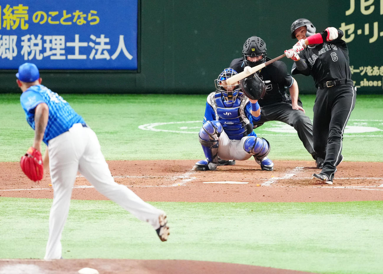 巨人対DeNA 2回裏巨人2死、中前打を放つ坂本。投手ロメロ（撮影・江口和貴）