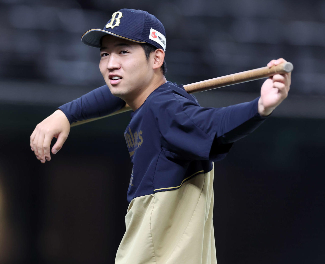 西武対オリックス　試合前、ベンチ前でストレッチするオリックス椋木（撮影・浅見桂子）