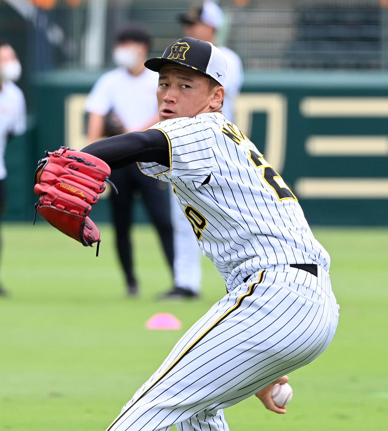 力強いキャッチボールを行う森木（撮影・前岡正明）