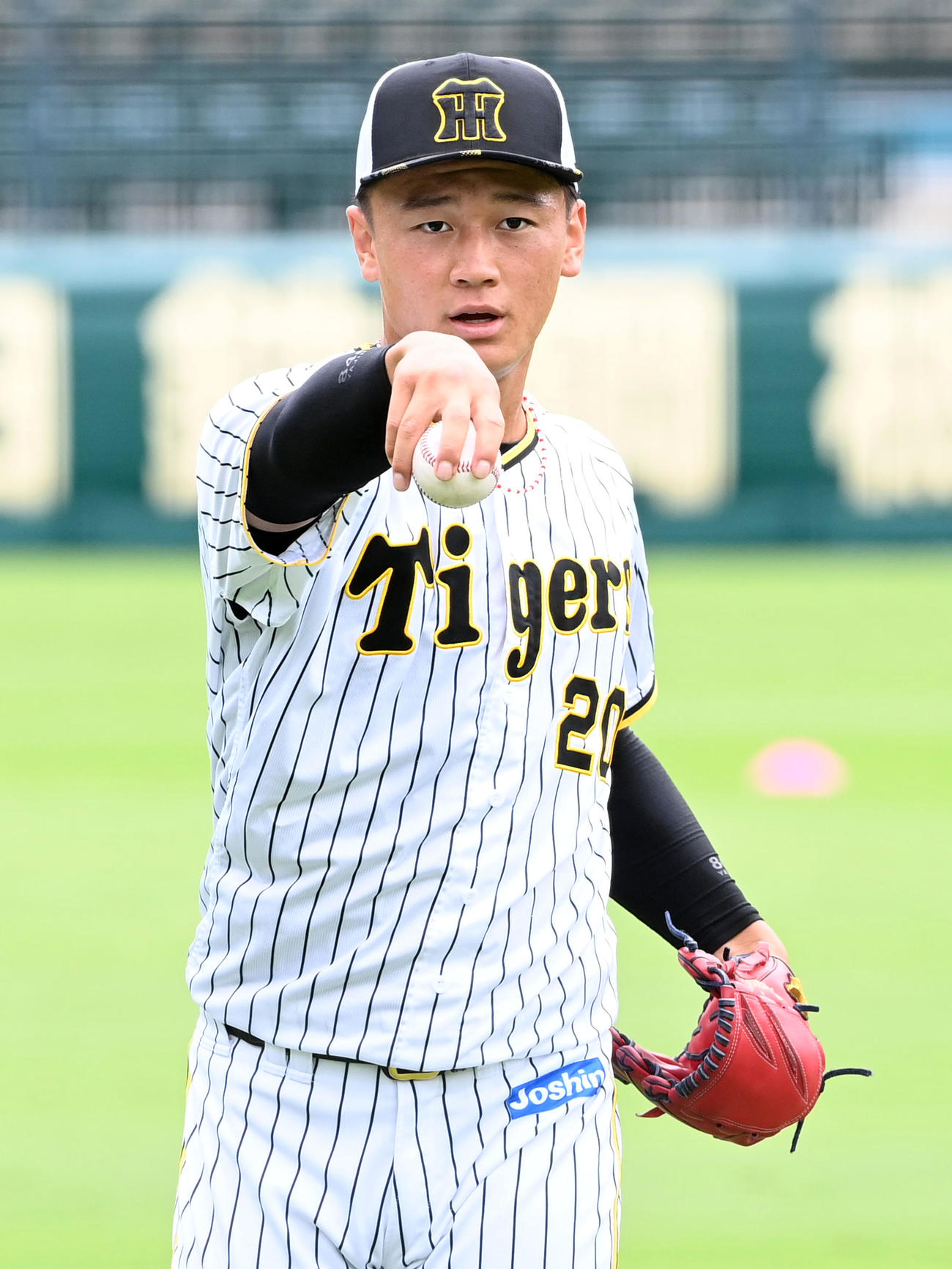 力強いキャッチボールを行う森木（撮影・前岡正明）