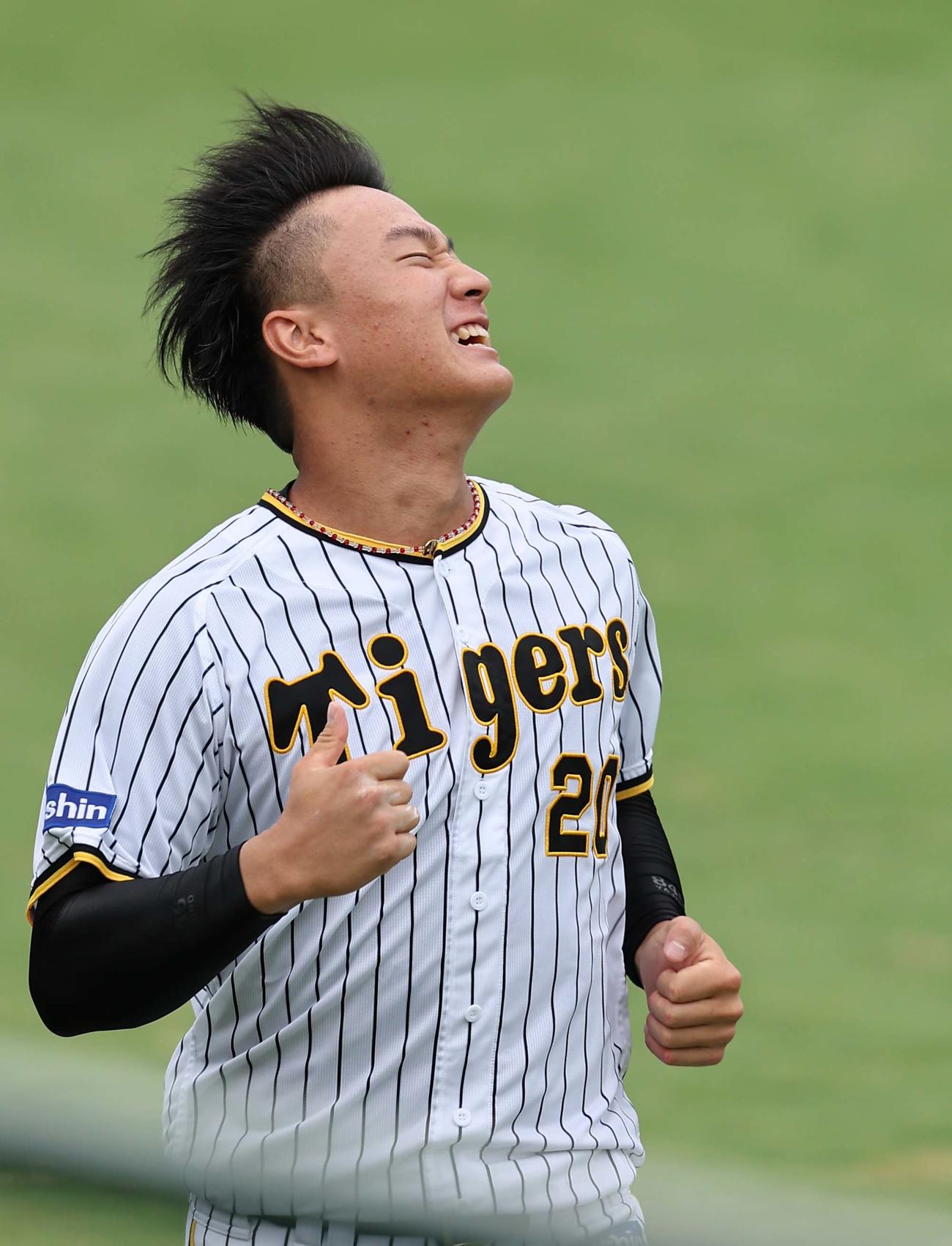 笑顔で外野をダッシュする森木（撮影・上田博志）