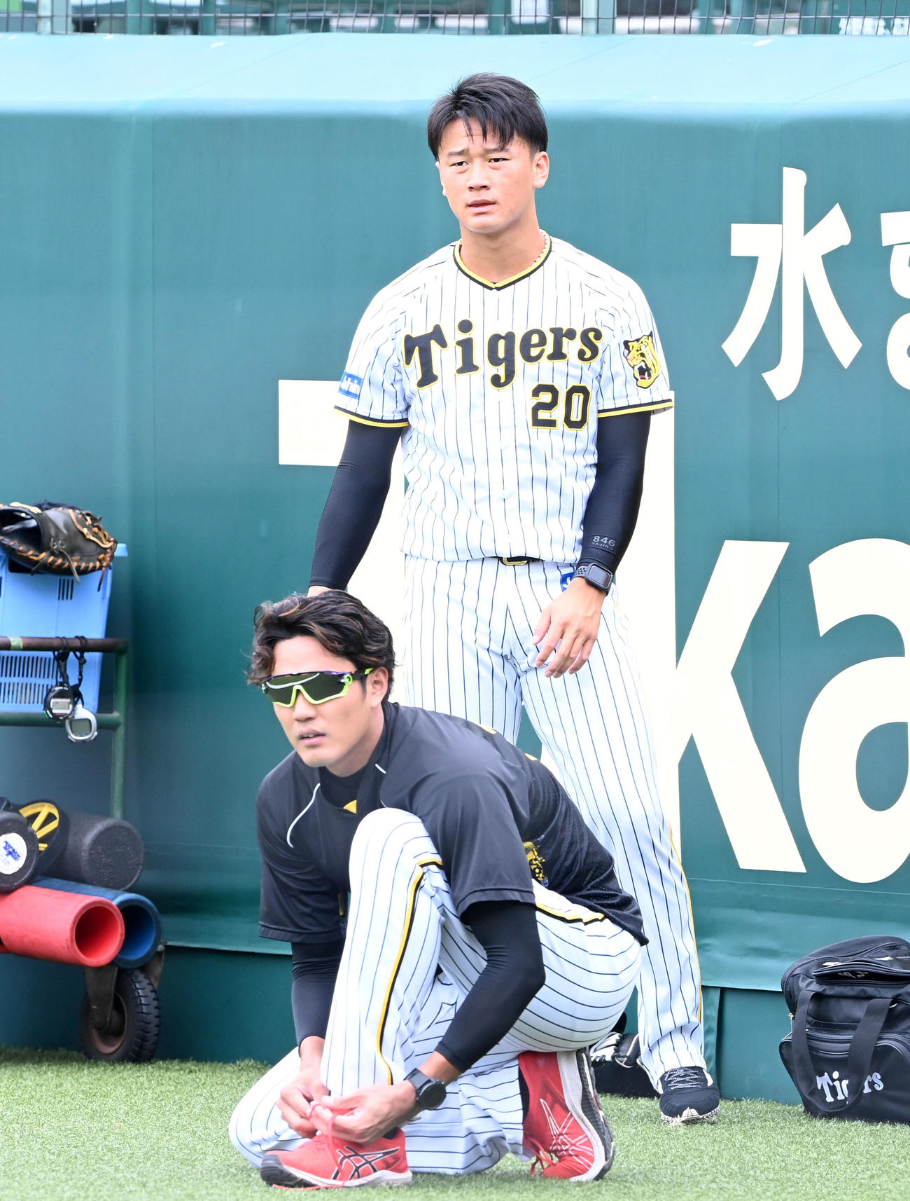 練習の準備を行う藤浪（手前）と森木（撮影・前岡正明）