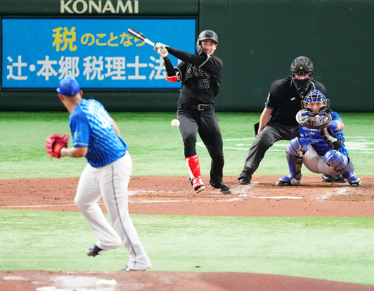 巨人対DeNA 3回裏巨人無死、内野安打でプロ初安打の井上。投手ロメロ（撮影・江口和貴）