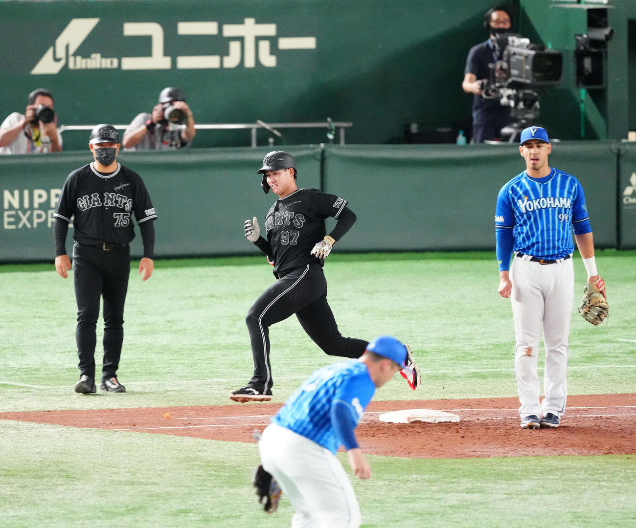 巨人対DeNA 3回裏巨人無死、内野安打でプロ初安打の井上（中央）（撮影・江口和貴）