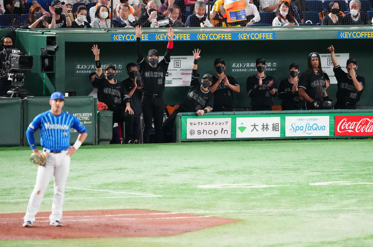 巨人対DeNA 3回裏巨人無死、内野安打でプロ初安打となった井上の記念球を求める選手たち（撮影・江口和貴）
