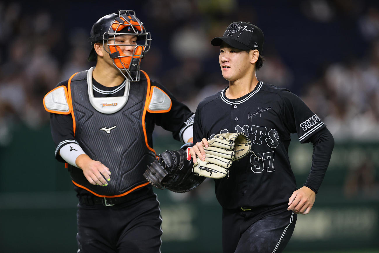巨人対DeNA 1回表DeNAの攻撃を無失点に抑えた巨人先発の井上（右）は大城とグラブタッチ（撮影・垰建太）