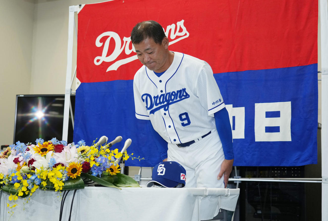 福留孝介引退会見　会見を終え、退席前に一礼する福留（撮影・森本幸一）