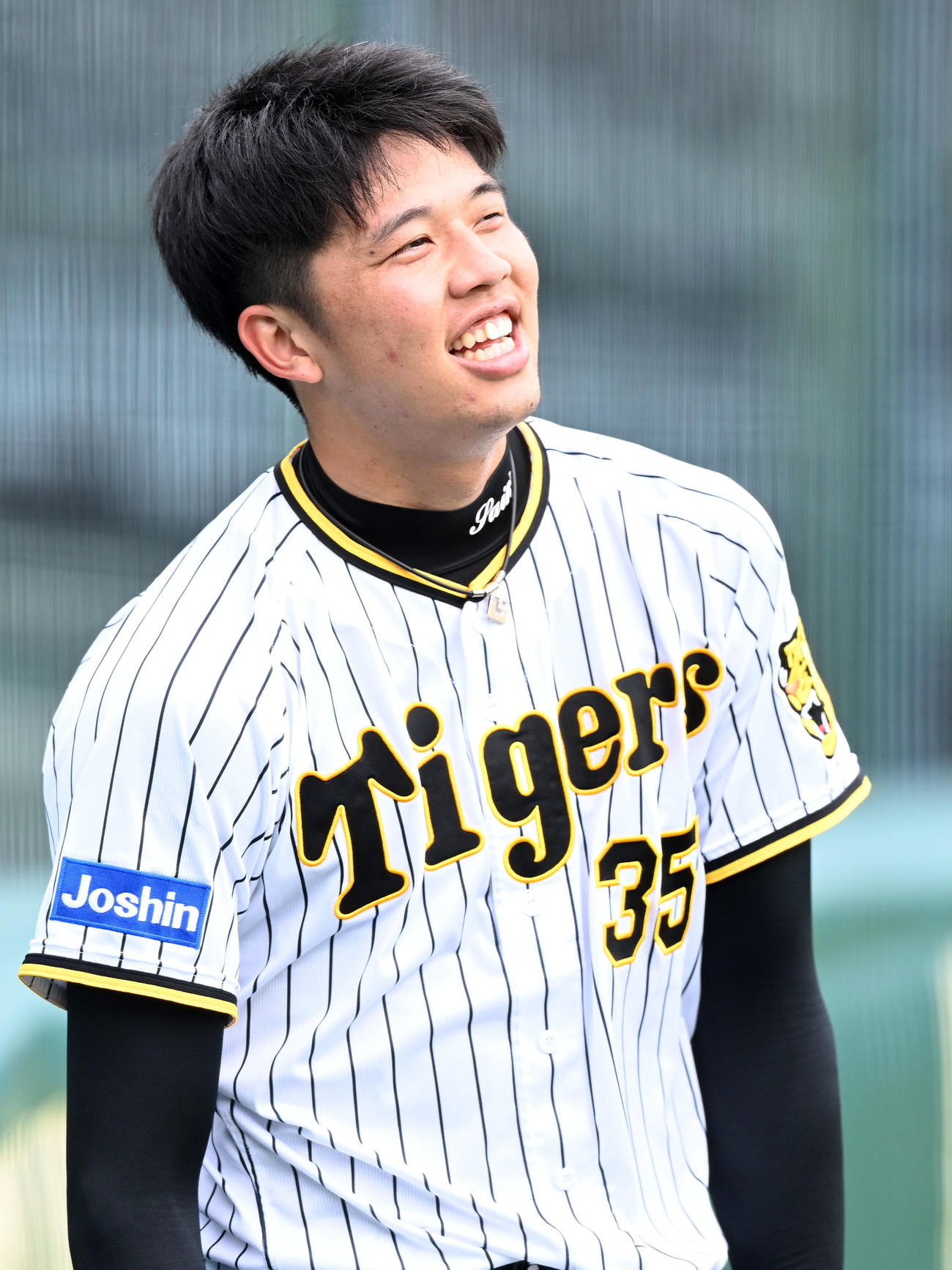 笑顔で練習を行う才木浩人（撮影・前岡正明）