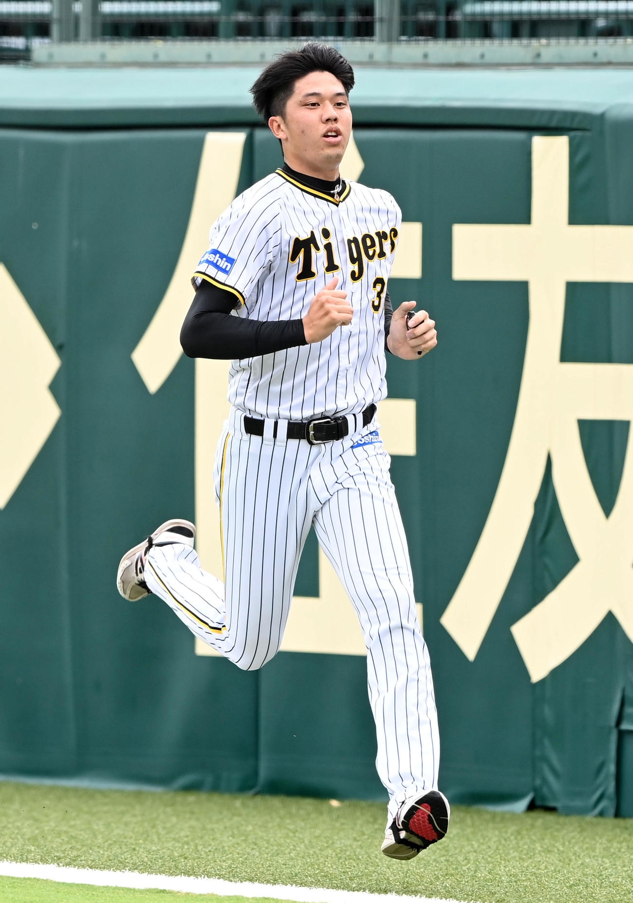 外野を走る才木（撮影・前岡正明）