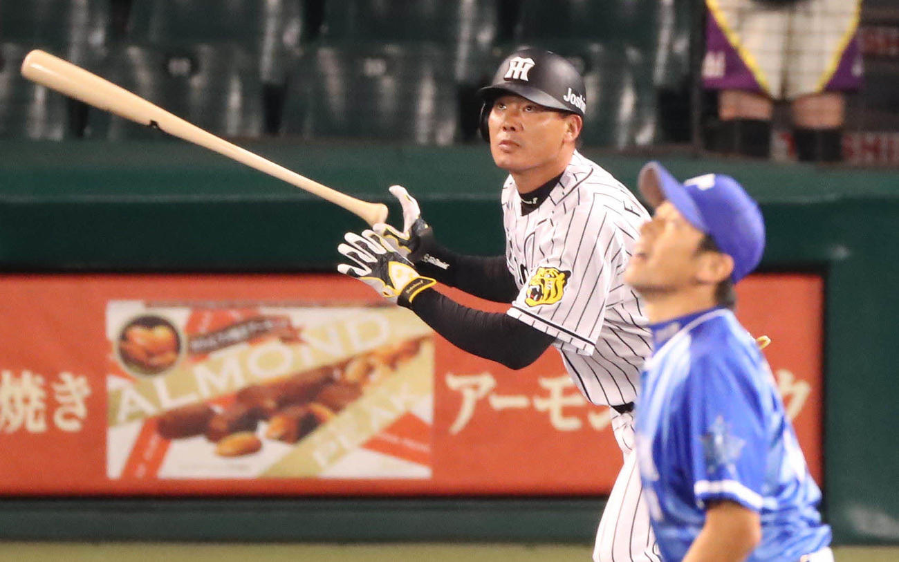 16年9月16日、DeNA戦で三浦大輔（手前）から本塁打を放つ阪神福留孝介