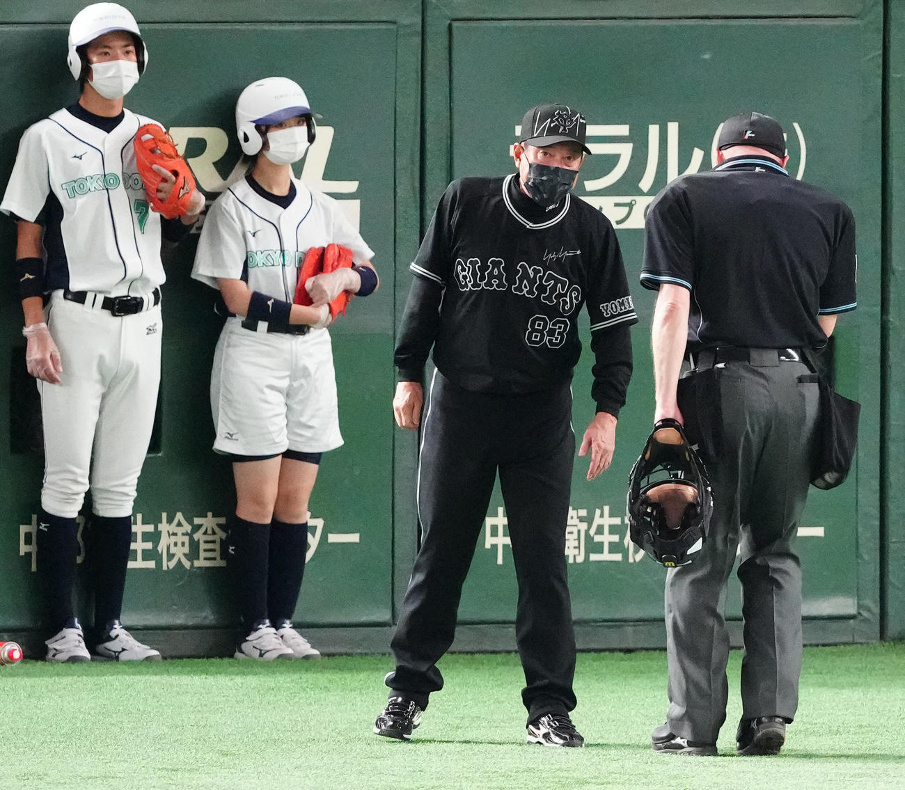 巨人対DeNA 4回表、巨人先発井上の降板を告げる原監督（左から3人目）（撮影・江口和貴）