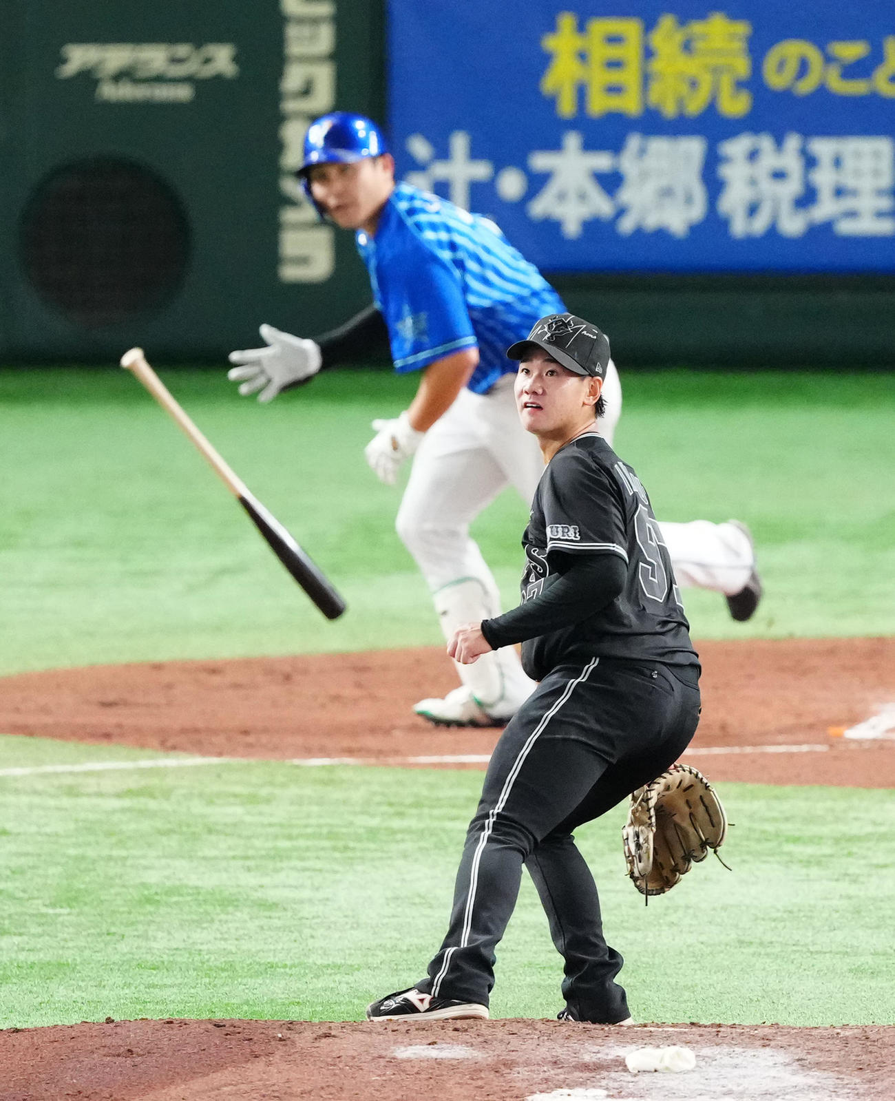 巨人対DeNA 4回表DeNA無死二塁、佐野（後方）に先制適時打を浴びる井上（撮影・江口和貴）