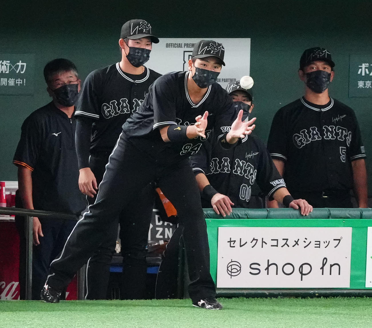 巨人対DeNA 3回裏巨人無死、内野安打でプロ初安打となった井上の記念球を受け取る喜多（手前）（撮影・江口和貴）