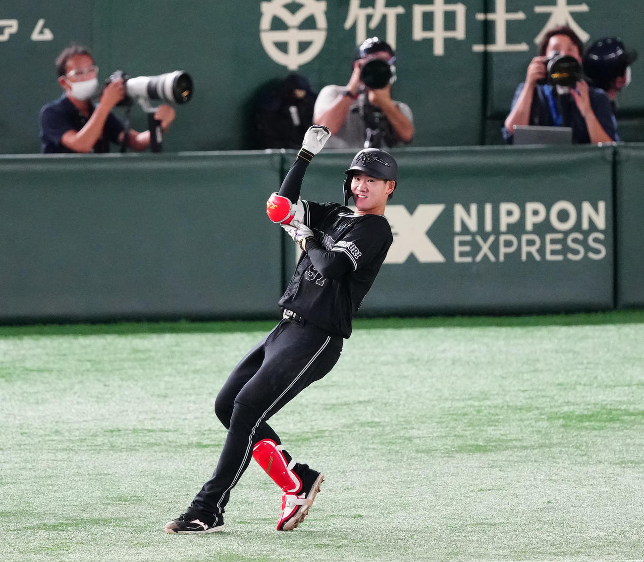 巨人対DeNA 3回裏巨人無死、内野安打でプロ初安打の井上（撮影・江口和貴）