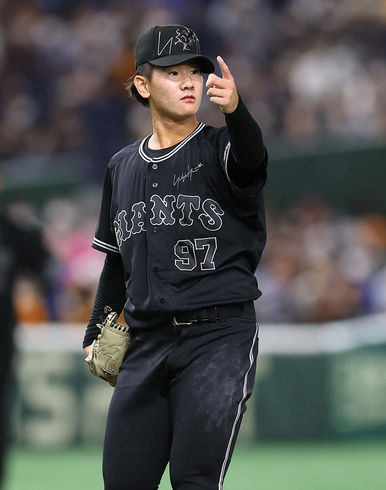 巨人対DeNA 1回表DeNA2死一塁、牧のスイングをアピールする井上（撮影・垰建太）