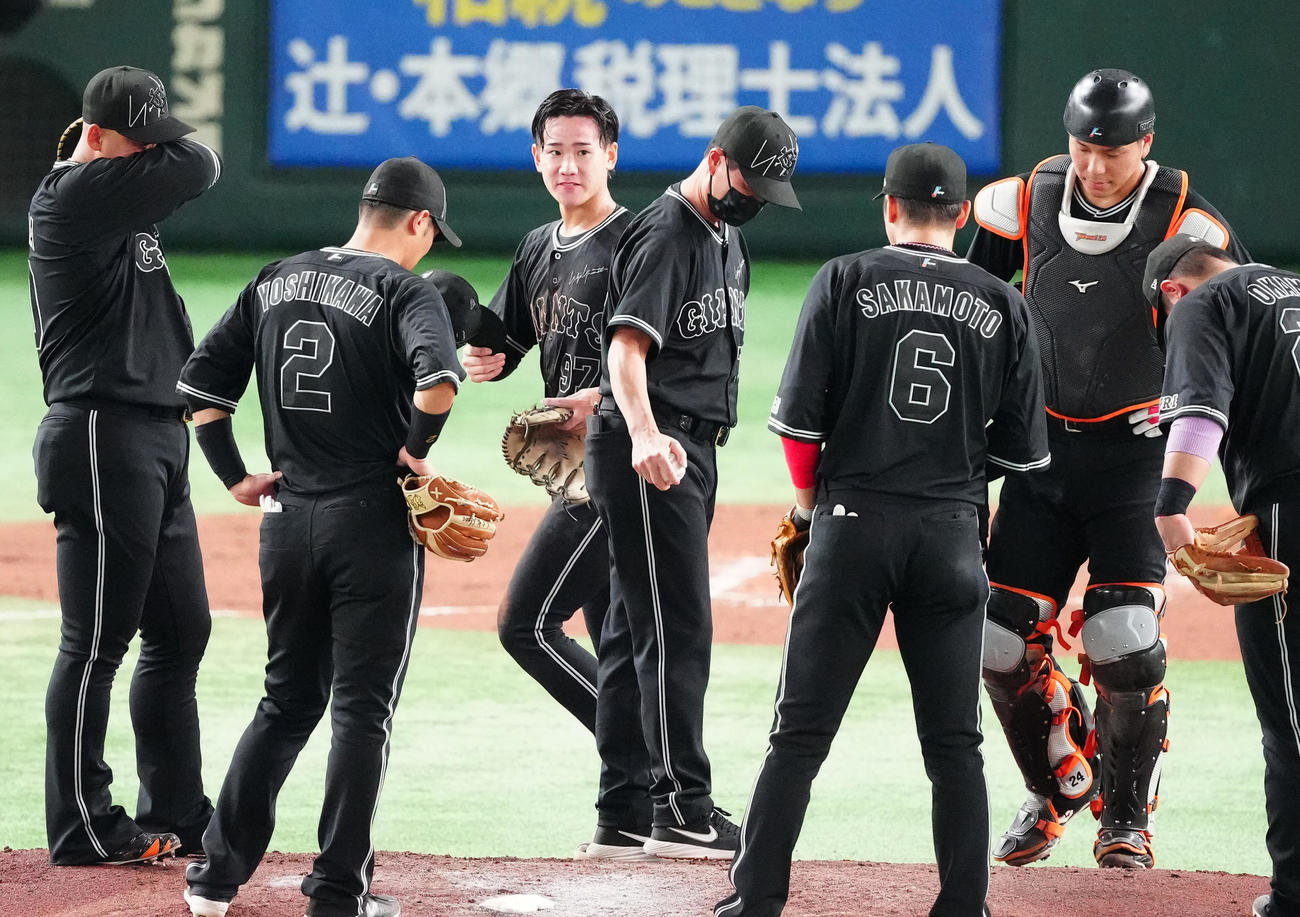 巨人対DeNA 4回表途中で降板を告げられ、ベンチに引き揚げる巨人先発井上（左から3人目）（撮影・江口和貴）