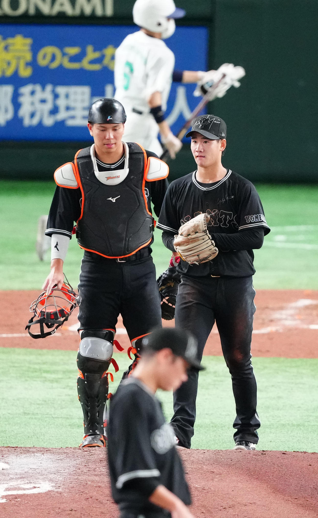 巨人対DeNA 4回表途中で降板を告げられた巨人先発井上（右）。左は捕手大城（撮影・江口和貴）