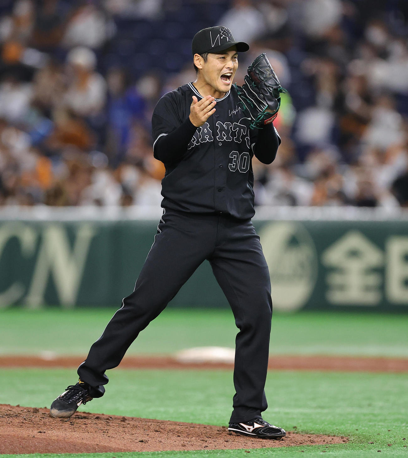 巨人対DeNA 4回表DeNA2死満塁、伊藤光を左飛に仕留めたと思いグラブをたたく鍵谷（撮影・垰建太）