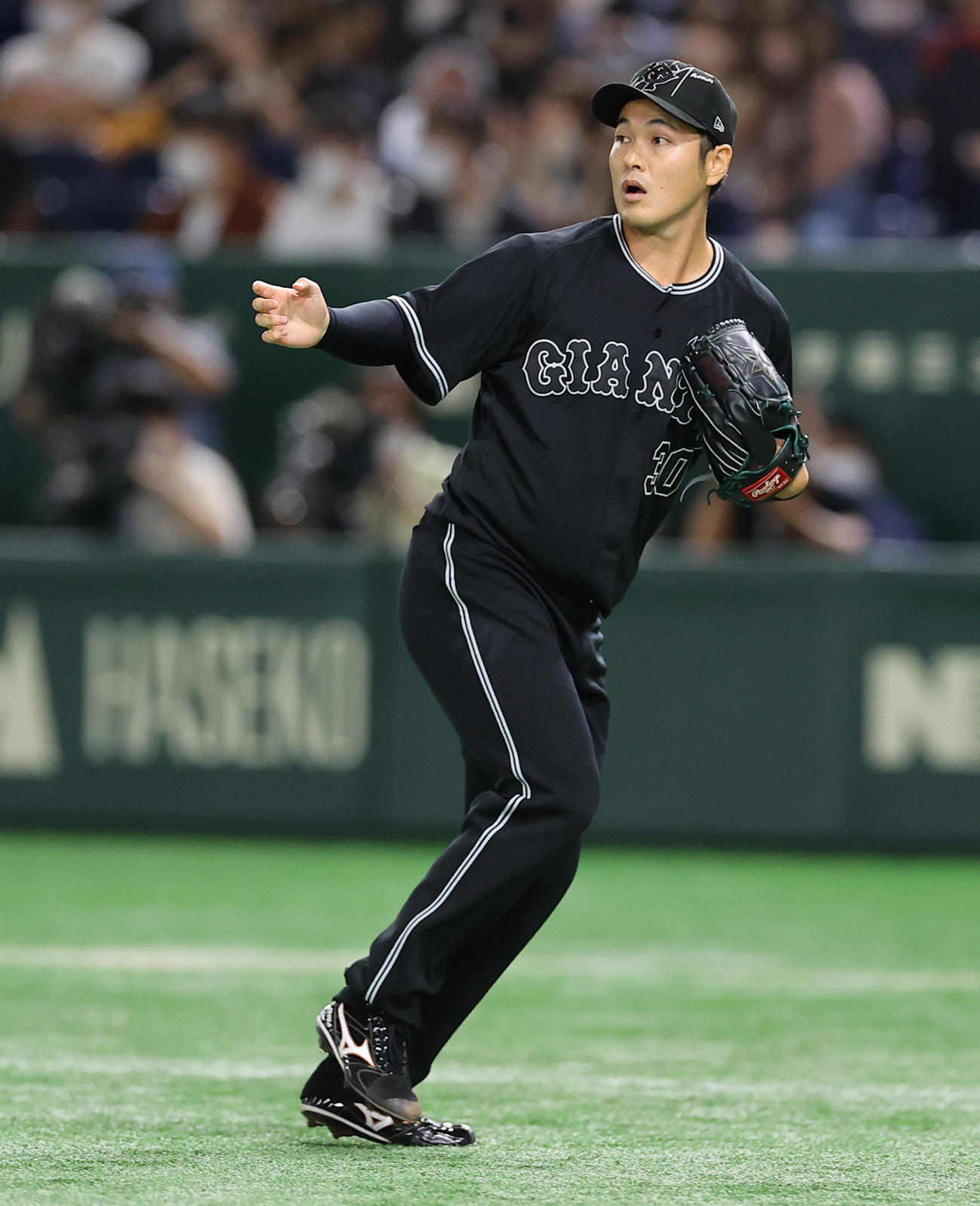 巨人対DeNA 4回表DeNA2死満塁、伊藤光を左飛に仕留めたと思いきやウォーカーに気づき慌てる鍵谷（撮影・垰建太）