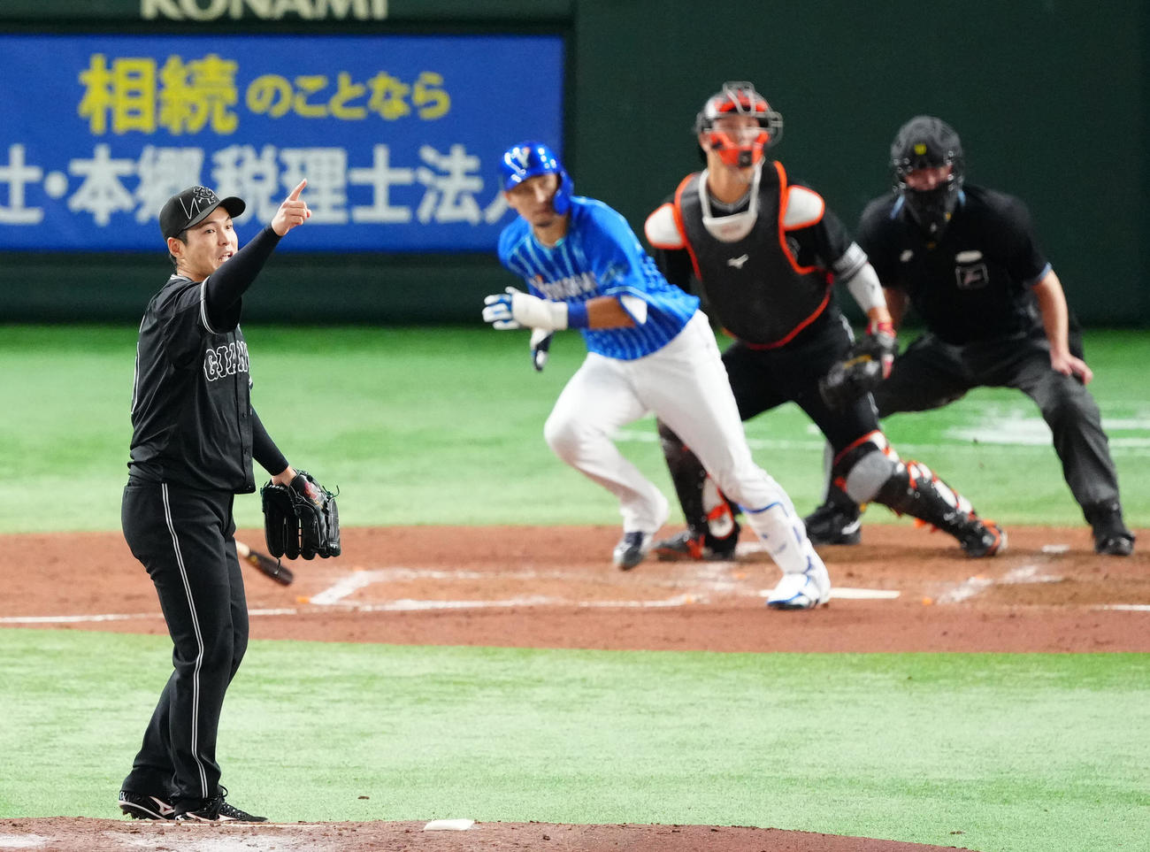 巨人対DeNA 4回表DeNA2死満塁、伊藤（後方左）に3点適時二塁打を浴びる鍵谷（撮影・江口和貴）