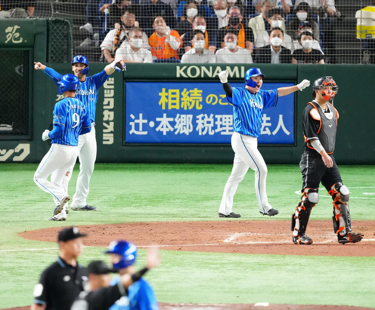 巨人対DeNA 4回表DeNA2死満塁、伊藤（手前右）の3点適時二塁打で生還し喜ぶ佐野（左から3人目）。右端は捕手大城（撮影・江口和貴）